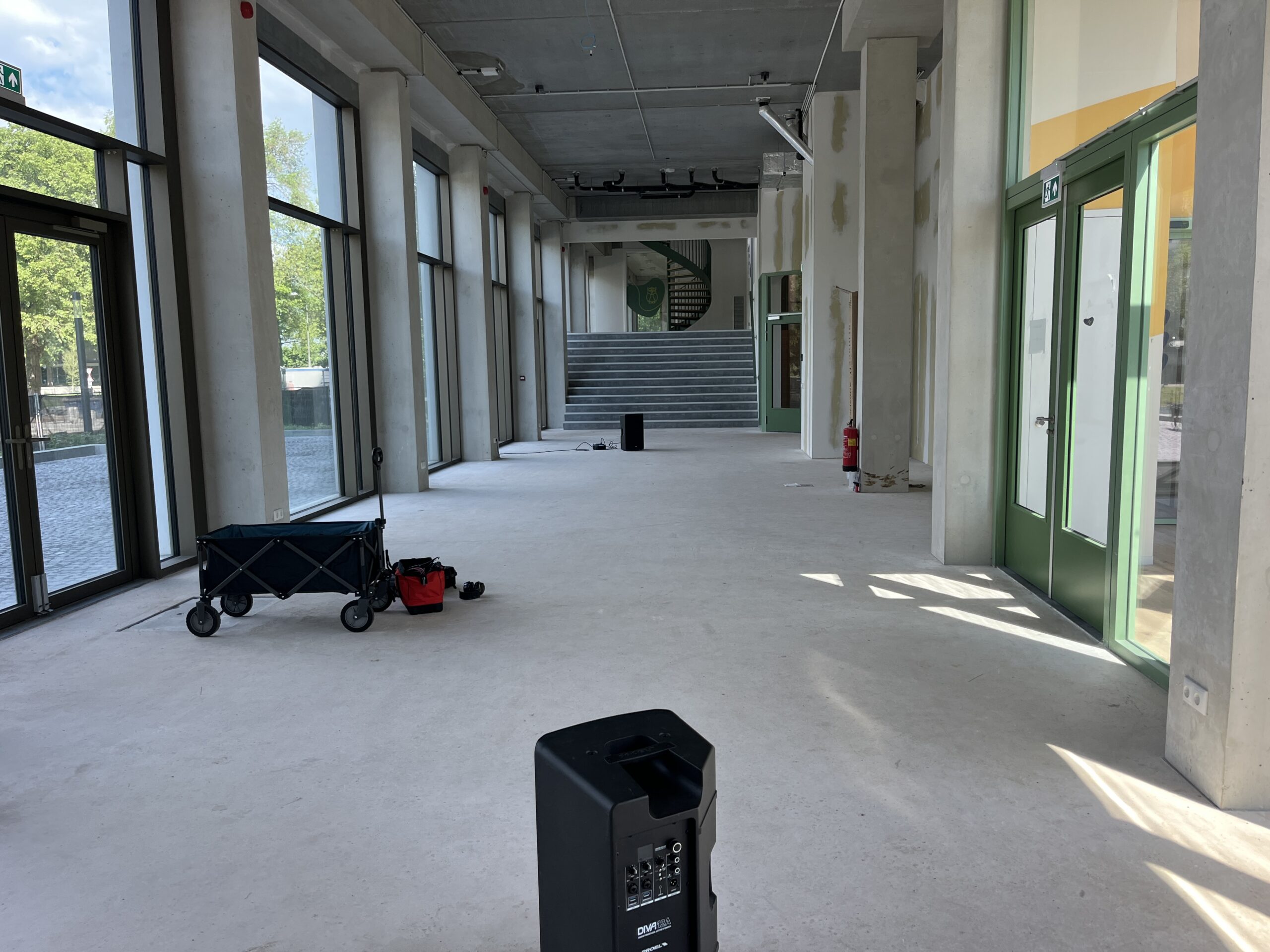 horeca-locatie-openen-geluid geluidmeting in lege horecaruimte